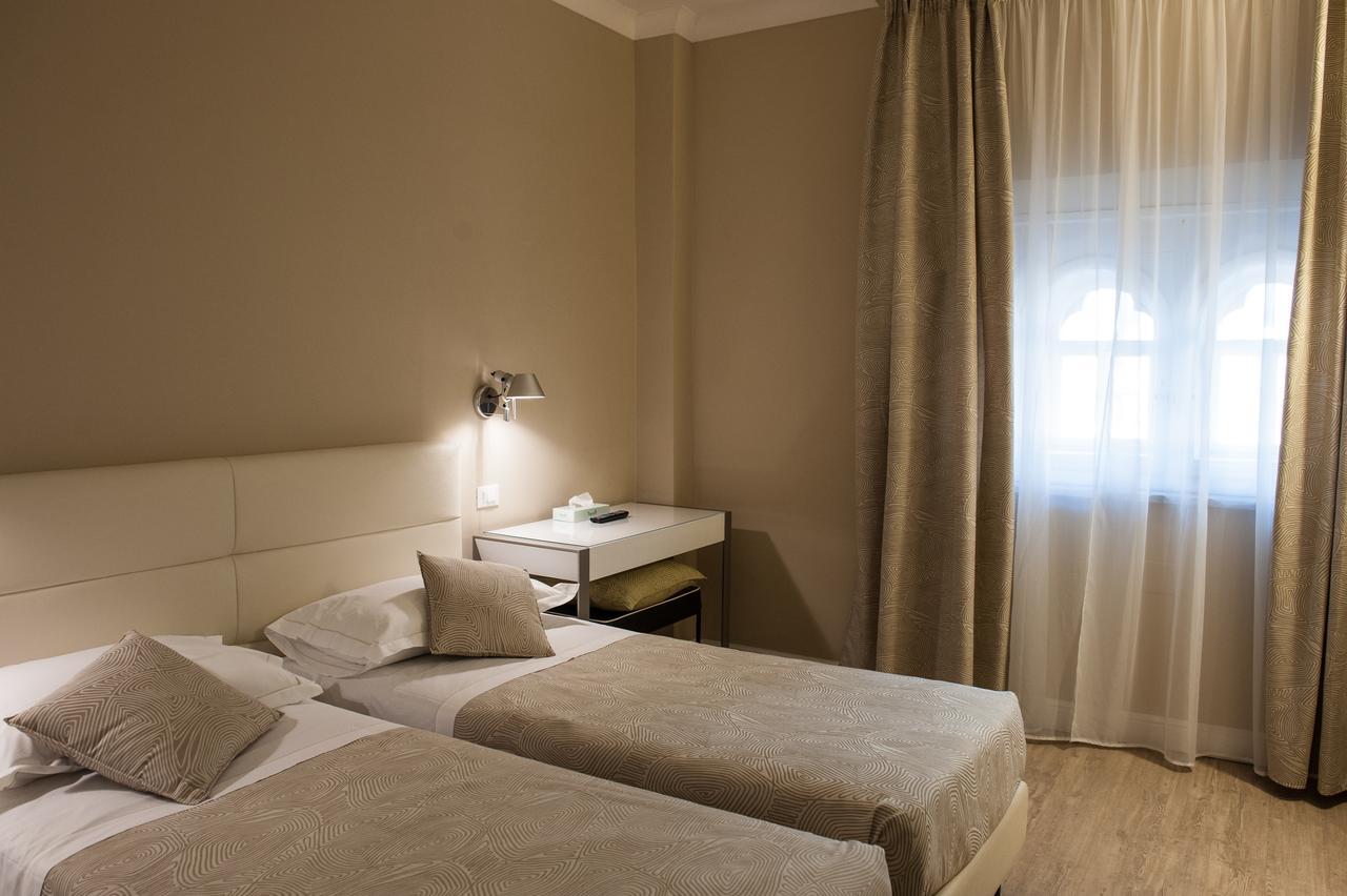 Hotel Universal Ливорно Екстериор снимка